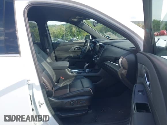 ✅ 2022 Chevrolet Traverse LT • VIN: 1GNEVHKW5NJ162836 • Lot: 43004045. Wystawiony na IAAI z przebiegiem 45 457 mil. Bezpłatny archiwum sprzedaży aukcyjnych z USA i szczegółowy raport historii pojazdu na DreamBid. Zdjęcie 5.