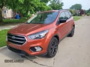 ✅ 2019 Ford Escape SE • VIN: 1FMCU9GD7KUC00976 • Lot: 61096465. Wystawiony na Copart z przebiegiem 66 230 mil. Bezpłatny archiwum sprzedaży aukcyjnych z USA i szczegółowy raport historii pojazdu na DreamBid. Zdjęcie 2.