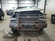 ✅ 2005 Chevrolet Silverado 2500HD LS • VIN: 1GCHK23255F962952 • Lot: 85852465. Wystawiony na Copart z przebiegiem 247 872 mil. Bezpłatny archiwum sprzedaży aukcyjnych z USA i szczegółowy raport historii pojazdu na DreamBid. Zdjęcie 5.