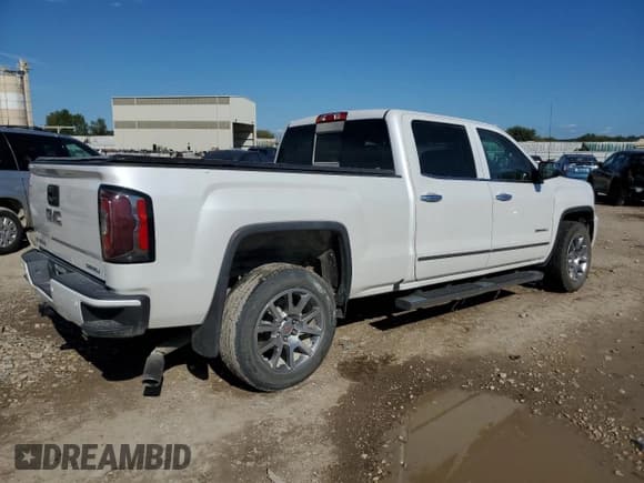 ✅ 2018 GMC Sierra 1500 Denali • VIN: 3GTU2PEC6JG320234 • Лот: 81293975. Опубликован ранее на Copart с пробегом 105 060 миль. Бесплатный доступ к архиву аукционных продаж из США и подробный отчёт об истории автомобиля на DreamBid. Изображение 3.