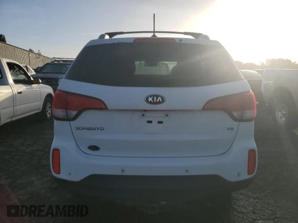 ✅ 2015 Kia Sorento LX • VIN: 5XYKTDA77FG618597 • Lot: 87430475. Listed on Copart with 105,975 mi. Free auction sales archive from the USA and detailed vehicle history report at DreamBid. Image 6.