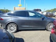 ✅ 2016 Tesla Model X 70D • VIN: 5YJXCBE26GF005047 • Lot: 43414028. Wystawiony na IAAI z przebiegiem 72 556 mil. Bezpłatny archiwum sprzedaży aukcyjnych z USA i szczegółowy raport historii pojazdu na DreamBid. Zdjęcie 13.