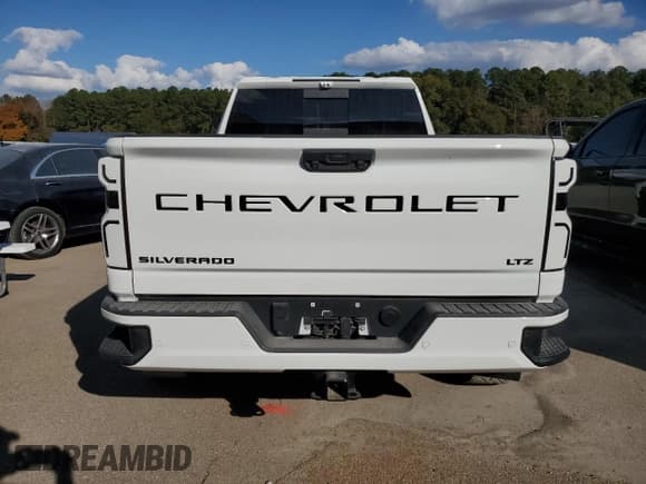 ✅ 2024 Chevrolet Silverado 2500HD LTZ • VIN: 2GC4YPEY8R1188561 • Lot: 61419725. Wystawiony na Copart z przebiegiem 13 902 mil. Bezpłatny archiwum sprzedaży aukcyjnych z USA i szczegółowy raport historii pojazdu na DreamBid. Zdjęcie 6.