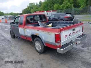 1991 Dodge Dakota z VIN 1B7GL23Y9M5234988, wystawiony jako IAAI lot #42243960 z przebiegiem 247 616 mil mil oraz . Historia ofert i sprzedaży dostępna na DreamBid. Obrazek 3.