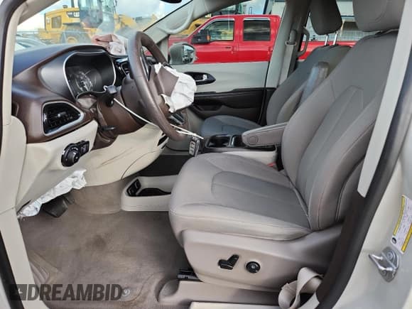 ✅ 2020 Chrysler Pacifica Touring • VIN: 2C4RC1FGXLR197455 • Lot: 89718005. Wystawiony na Copart z przebiegiem 143 782 mil. Bezpłatny archiwum sprzedaży aukcyjnych z USA i szczegółowy raport historii pojazdu na DreamBid. Zdjęcie 7.