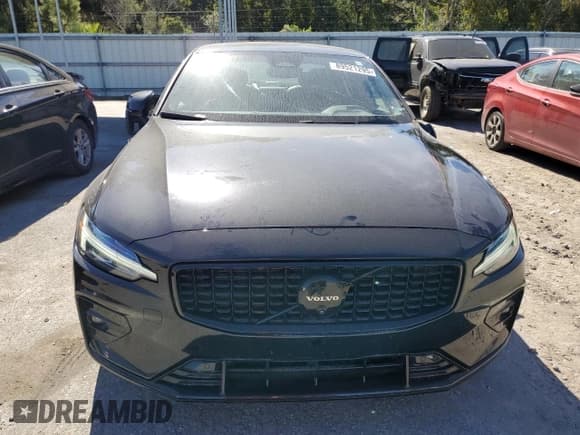 ✅ 2024 Volvo S60 Plus Black Edition • VIN: 7JRL12THXRG315546 • Lot: 89521295. Wystawiony na Copart z przebiegiem 28 561 mil. Bezpłatny archiwum sprzedaży aukcyjnych z USA i szczegółowy raport historii pojazdu na DreamBid. Zdjęcie 5.