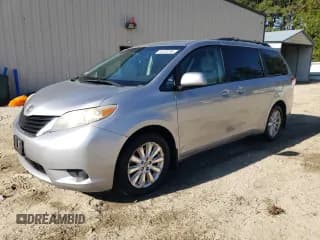 ✅ 2011 Toyota Sienna LE • VIN: 5TDJK3DC5BS018949 • Lot: 84733795. Wystawiony na Copart z przebiegiem 153 285 mil. Bezpłatny archiwum sprzedaży aukcyjnych z USA i szczegółowy raport historii pojazdu na DreamBid. Zdjęcie 1.