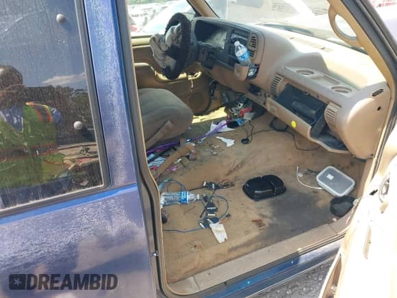 ✅ 1995 GMC Sierra 1500 • VIN: 2GTEC19K1S1534915 • Lot: 43112864. Wystawiony na IAAI z przebiegiem 205 048 mil mil. Skorzystaj z bezpłatnego archiwum sprzedaży aukcyjnych z USA i zobacz szczegółowy raport historii pojazdu na DreamBid. Zdjęcie 5.