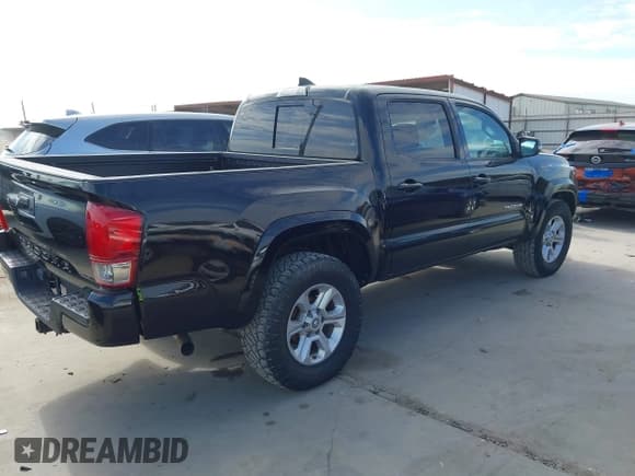 ✅ 2017 Toyota Tacoma TRD Sport • VIN: 5TFCZ5AN1HX102226 • Lot: 43819424. Wystawiony na IAAI z przebiegiem 64 015 mil. Bezpłatny archiwum sprzedaży aukcyjnych z USA i szczegółowy raport historii pojazdu na DreamBid. Zdjęcie 4.