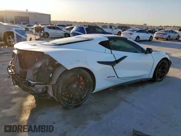 2024 Chevrolet Corvette 2LZ z VIN 1G1YE2D30R5602944, wystawiony jako Copart lot #83954164 z przebiegiem Nie podano mil oraz Szkoda całkowita • Salvage title. Historia ofert i sprzedaży dostępna na DreamBid. Obrazek 3.