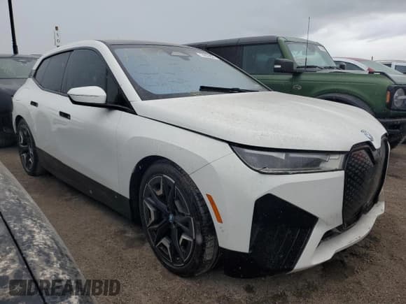 ✅ 2022 BMW iX xDrive50 • VIN: WB523CF0XNCK59055 • Lot: 74855624. Wystawiony na Copart z przebiegiem Nie podano. Bezpłatny archiwum sprzedaży aukcyjnych z USA i szczegółowy raport historii pojazdu na DreamBid. Zdjęcie 4.