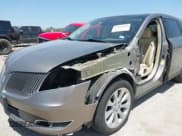 ✅ 2016 Lincoln MKT EcoBoost • VIN: 2LMHJ5AT9GBL01039 • Lot: 42860808. Wystawiony na IAAI z przebiegiem 124 787 mil. Bezpłatny archiwum sprzedaży aukcyjnych z USA i szczegółowy raport historii pojazdu na DreamBid. Zdjęcie 6.