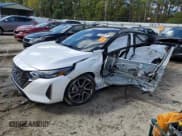 ✅ 2025 Nissan Sentra SR • VIN: 3N1AB8DVXSY210698 • Лот: 84938575. Опубликован ранее на Copart с пробегом 9 340 миль. Бесплатный доступ к архиву аукционных продаж из США и подробный отчёт об истории автомобиля на DreamBid. Изображение 1.