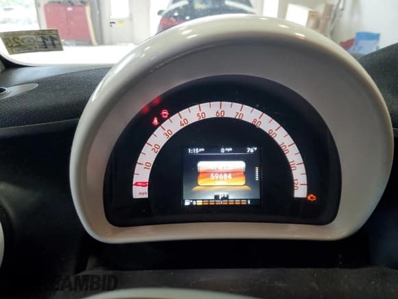 ✅ 2016 Smart fortwo Passion • VIN: WMEFJ5DA2GK139148 • Lot: 70122315. Wystawiony na Copart z przebiegiem 59 684 mil. Bezpłatny archiwum sprzedaży aukcyjnych z USA i szczegółowy raport historii pojazdu na DreamBid. Zdjęcie 9.