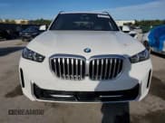 ✅ 2025 BMW X5 sDrive40i • VIN: 5UX13EU02S9Z35830 • Lot: 81191115. Wystawiony na Copart z przebiegiem 7 798 mil. Bezpłatny archiwum sprzedaży aukcyjnych z USA i szczegółowy raport historii pojazdu na DreamBid. Zdjęcie 5.
