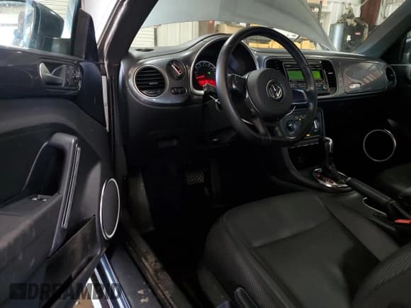 ✅ 2013 Volkswagen Beetle Fender Edition • VIN: 3VWJP7AT5DM679698 • Lot: 48974905. Listed on Copart with 89,437 mi. Free auction sales archive from the USA and detailed vehicle history report at DreamBid. Image 8.