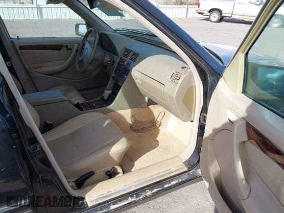 ✅ 2000 Mercedes-Benz C 230 Kompressor • VIN: WDBHA24G4YA830830 • Lot: 41242224. Wystawiony na IAAI z przebiegiem 256 011 mil. Bezpłatny archiwum sprzedaży aukcyjnych z USA i szczegółowy raport historii pojazdu na DreamBid. Zdjęcie 5.