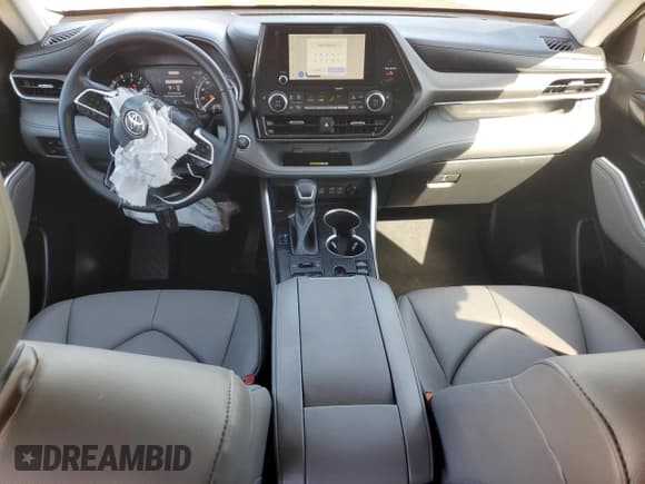 ✅ 2023 Toyota Highlander XLE • VIN: 5TDKDRBH4PS042893 • Lot: 81903685. Wystawiony na Copart z przebiegiem 10 917 mil. Bezpłatny archiwum sprzedaży aukcyjnych z USA i szczegółowy raport historii pojazdu na DreamBid. Zdjęcie 8.