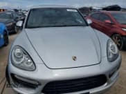 ✅ 2013 Porsche Cayenne Turbo • VIN: WP1AC2A26DLA91639 • Lot: 74343624. Wystawiony na Copart z przebiegiem Nie podano. Bezpłatny archiwum sprzedaży aukcyjnych z USA i szczegółowy raport historii pojazdu na DreamBid. Zdjęcie 5.