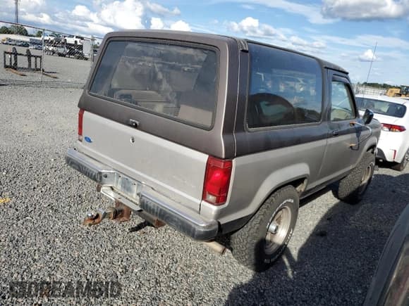 ✅ 1990 Ford Bronco • VIN: 1FMCU14T4LUA75868 • Lot: 74209254. Wystawiony na Copart z przebiegiem 828 308 mil. Bezpłatny archiwum sprzedaży aukcyjnych z USA i szczegółowy raport historii pojazdu na DreamBid. Zdjęcie 3.