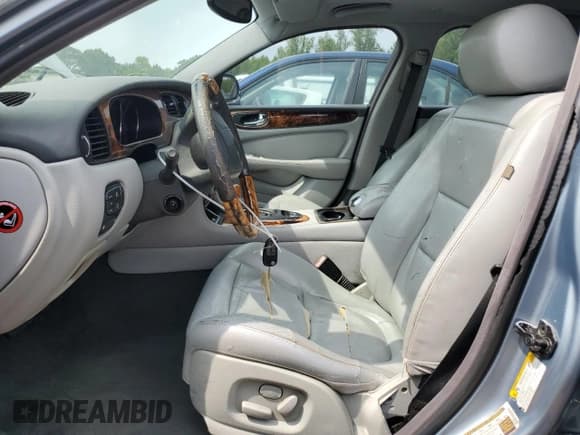 ✅ 2005 Jaguar XJ 8 LWB • VIN: SAJWA79C45SG39608 • Лот: 60025775. Опубликован ранее на Copart с пробегом 171 428 миль. Бесплатный доступ к архиву аукционных продаж из США и подробный отчёт об истории автомобиля на DreamBid. Изображение 7.