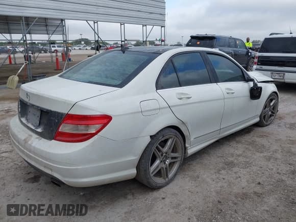 ✅ 2009 Mercedes-Benz C 300 Sport • VIN: WDDGF54X09R061672 • Lot: 42836653. Wystawiony na IAAI z przebiegiem 169 982 mil. Bezpłatny archiwum sprzedaży aukcyjnych z USA i szczegółowy raport historii pojazdu na DreamBid. Zdjęcie 4.