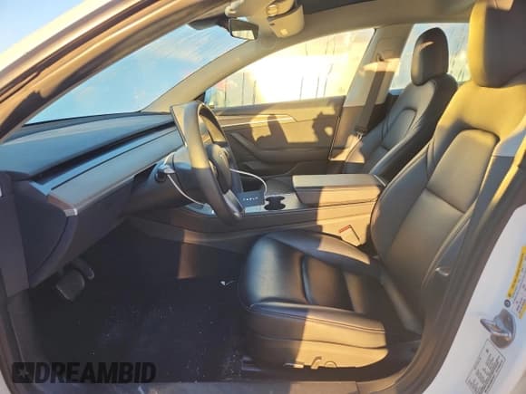 ✅ 2022 Tesla Model 3 • VIN: 5YJ3E1EA2NF370512 • Lot: 86252935. Wystawiony na Copart z przebiegiem 79 256 mil. Bezpłatny archiwum sprzedaży aukcyjnych z USA i szczegółowy raport historii pojazdu na DreamBid. Zdjęcie 7.