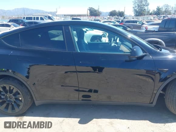 ✅ 2023 Tesla Model Y Long Range • VIN: 7SAYGDEE9PF591096 • Lot: 41762917. Wystawiony na IAAI z przebiegiem 22 582 mil. Bezpłatny archiwum sprzedaży aukcyjnych z USA i szczegółowy raport historii pojazdu na DreamBid. Zdjęcie 13.