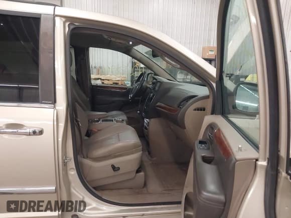 ✅ 2011 Chrysler Town & Country Touring L • VIN: 2A4RR8DG6BR614833 • Lot: 42538961. Wystawiony na IAAI z przebiegiem 159 917 mil. Bezpłatny archiwum sprzedaży aukcyjnych z USA i szczegółowy raport historii pojazdu na DreamBid. Zdjęcie 5.