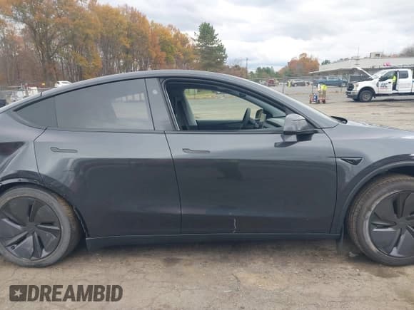 ✅ 2026 Tesla Model Y Long Range • VIN: 7SAYGDED4TF437624 • Lot: 43590088. Listed on IAAI with 1,167 mi. Free auction sales archive from the USA and detailed vehicle history report at DreamBid. Image 14.