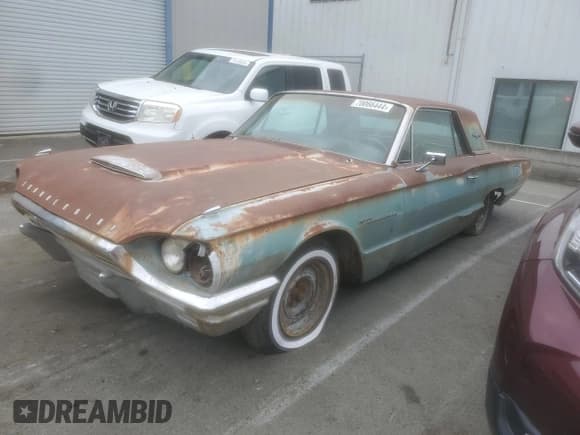 ✅ 1964 Ford Thunderbird • VIN: 4Y83Z105313 • Lot: 70066444. Wystawiony na Copart z przebiegiem 22 549 mil. Bezpłatny archiwum sprzedaży aukcyjnych z USA i szczegółowy raport historii pojazdu na DreamBid. Zdjęcie 1.