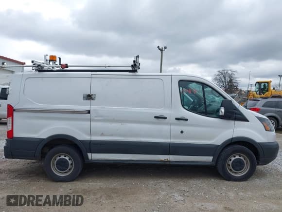 ✅ 2016 Ford Transit Cargo • VIN: 1FTYR1YM9GKB55554 • Lot: 41850417. Wystawiony na IAAI z przebiegiem 69 562 mil. Bezpłatny archiwum sprzedaży aukcyjnych z USA i szczegółowy raport historii pojazdu na DreamBid. Zdjęcie 13.