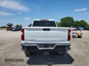 ✅ 2025 Chevrolet Silverado 2500HD Custom • VIN: 2GC4KME7XS1117990 • Lot: 57278315. Wystawiony na Copart z przebiegiem 12 242 mil. Bezpłatny archiwum sprzedaży aukcyjnych z USA i szczegółowy raport historii pojazdu na DreamBid. Zdjęcie 6.