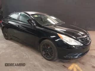 2013 Hyundai Sonata GLS z VIN 5NPEB4AC2DH785825, wystawiony jako IAAI lot #42300141 z przebiegiem 134 423 mil mil oraz . Historia ofert i sprzedaży dostępna na DreamBid. Obrazek 1.