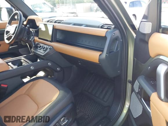 ✅ 2024 Land Rover Defender X-Dynamic SE • VIN: SALE2FEU8R2320398 • Lot: 41513491. Wystawiony na IAAI z przebiegiem 9 082 mil. Bezpłatny archiwum sprzedaży aukcyjnych z USA i szczegółowy raport historii pojazdu na DreamBid. Zdjęcie 5.