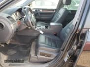 ✅ 2010 Volkswagen Touareg VR6 • VIN: WVGBF7A9XAD001790 • Lot: 70806534. Wystawiony na Copart z przebiegiem 90 103 mil. Bezpłatny archiwum sprzedaży aukcyjnych z USA i szczegółowy raport historii pojazdu na DreamBid. Zdjęcie 7.