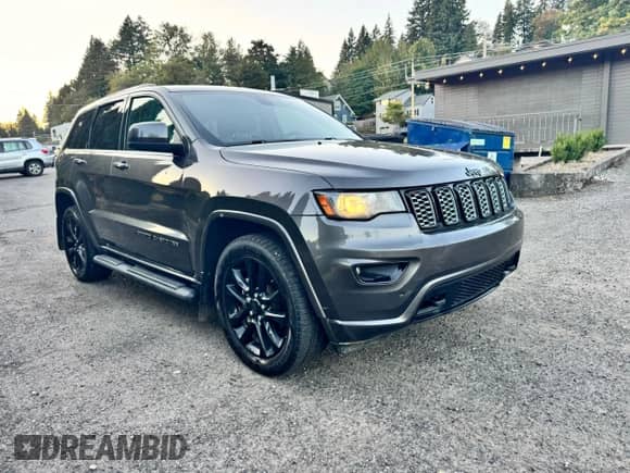 2020 Jeep Grand Cherokee Altitude z VIN 1C4RJFAG0LC147151, wystawiony jako Copart lot #91533275 z przebiegiem 159 896 mil mil oraz Czysty tytuł • Clean title. Historia ofert i sprzedaży dostępna na DreamBid. Obrazek 1.