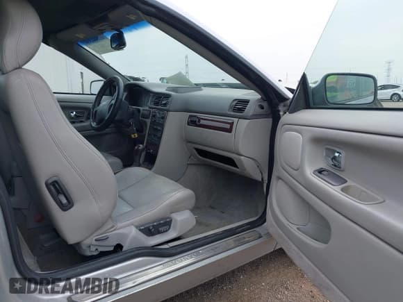 ✅ 2004 Volvo C70 • VIN: YV1NC62D04J062959 • Лот: 42502332. Опубликован ранее на IAAI с пробегом 139 414 миль. Бесплатный доступ к архиву аукционных продаж из США и подробный отчёт об истории автомобиля на DreamBid. Изображение 5.