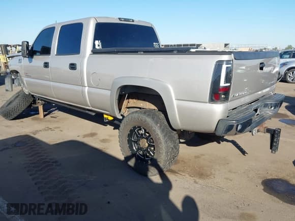 ✅ 2005 Chevrolet Silverado 2500HD Work Truck • VIN: 1GCHK23235F814332 • Lot: 43574421. Wystawiony na IAAI z przebiegiem 196 560 mil. Bezpłatny archiwum sprzedaży aukcyjnych z USA i szczegółowy raport historii pojazdu na DreamBid. Zdjęcie 3.