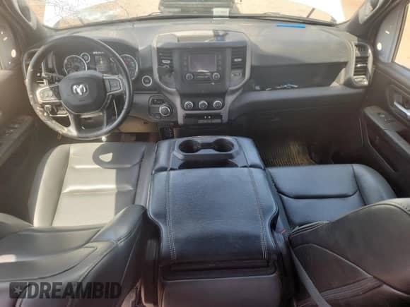 2023 Ram 1500 Tradesman z VIN 1C6RRENT4PN592651, wystawiony jako Copart lot #65405355 z przebiegiem 53 443 mil mil oraz Szkoda całkowita • Salvage title. Historia ofert i sprzedaży dostępna na DreamBid. Obrazek 8.