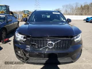 ✅ 2021 Volvo XC40 R-Design • VIN: YV4162UM6M2513725 • Lot: 40957893. Wystawiony na Copart z przebiegiem 15 877 mil. Bezpłatny archiwum sprzedaży aukcyjnych z USA i szczegółowy raport historii pojazdu na DreamBid. Zdjęcie 5.