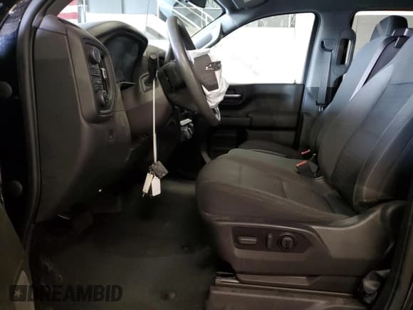 ✅ 2022 Chevrolet Silverado 1500 Custom Trail Boss • VIN: 3GCPYCEL2NG110871 • Lot: 44859705. Wystawiony na Copart z przebiegiem 82 790 mil. Bezpłatny archiwum sprzedaży aukcyjnych z USA i szczegółowy raport historii pojazdu na DreamBid. Zdjęcie 7.