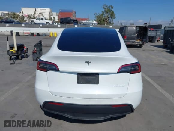 ✅ 2024 Tesla Model Y Long Range • VIN: 7SAYGDEE4RF151287 • Lot: 42959915. Wystawiony na IAAI z przebiegiem 31 222 mil. Bezpłatny archiwum sprzedaży aukcyjnych z USA i szczegółowy raport historii pojazdu na DreamBid. Zdjęcie 15.
