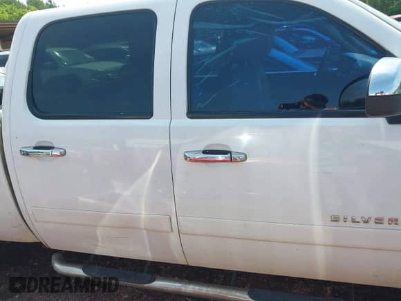 2008 Chevrolet Silverado 1500 1LT z VIN 3GCEC13J48G118065, wystawiony jako IAAI lot #42251569 z przebiegiem 297 165 mil mil oraz . Historia ofert i sprzedaży dostępna na DreamBid. Obrazek 13.