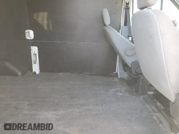 ✅ 2018 Ford Transit • VIN: 1FTYR1CG6JKA51628 • Lot: 81991464. Wystawiony na Copart z przebiegiem 189 409 mil. Bezpłatny archiwum sprzedaży aukcyjnych z USA i szczegółowy raport historii pojazdu na DreamBid. Zdjęcie 11.