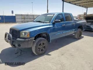 2005 Dodge Dakota SLT z VIN 1D7HE48N25S218826, wystawiony jako Copart lot #61421965 z przebiegiem 189 195 mil mil oraz Czysty tytuł • Clean title. Historia ofert i sprzedaży dostępna na DreamBid. Obrazek 1.