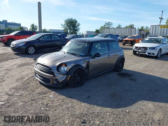 2013 MINI Hardtop с VIN WMWSU3C50DT677525, выставлен на аукционе IAAI как лот 43351618 с пробегом 111 310 миль миль и . История ставок и продаж доступна на DreamBid. Изображение 2.