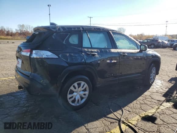 ✅ 2022 Toyota Corolla Cross L • VIN: 7MUAAAAG2NV010672 • Lot: 89888755. Wystawiony na Copart z przebiegiem 52 337 mil. Bezpłatny archiwum sprzedaży aukcyjnych z USA i szczegółowy raport historii pojazdu na DreamBid. Zdjęcie 3.