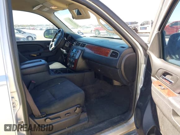 ✅ 2014 Chevrolet Suburban LS • VIN: 1GNSCHE06ER165763 • Lot: 43473605. Wystawiony na IAAI z przebiegiem 199 541 mil. Bezpłatny archiwum sprzedaży aukcyjnych z USA i szczegółowy raport historii pojazdu na DreamBid. Zdjęcie 5.