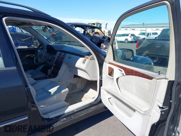 ✅ 2000 Mercedes-Benz E 320 • VIN: WDBJH65J4YA999521 • Lot: 43301378. Listed on IAAI with 231,477 mi. Free auction sales archive from the USA and detailed vehicle history report at DreamBid. Image 5.